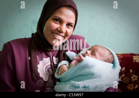 Ägypten, FAYOUM: Khayria Ashri Abdel Moteleb (27) ist die Mutter von ein 1 Monate altes Baby in Tawfiqiya Dorf. Stockfoto