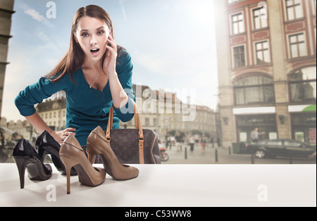 Junge Frau im Schaufenster betrachten Stockfoto