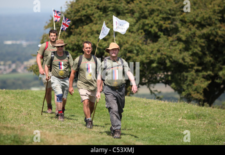 Vier Männer zu Fuß der South Downs Way für die Hilfe für Helden Charity. Bild von James Boardman. Stockfoto