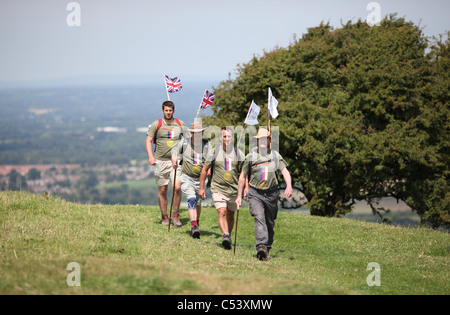 Vier Männer zu Fuß der South Downs Way für die Hilfe für Helden Charity. Bild von James Boardman. Stockfoto