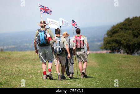 Vier Männer zu Fuß der South Downs Way für die Hilfe für Helden Charity. Bild von James Boardman. Stockfoto