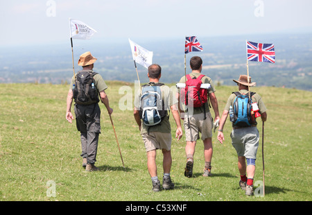 Vier Männer zu Fuß der South Downs Way für die Hilfe für Helden Charity. Bild von James Boardman. Stockfoto