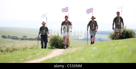 Vier Männer zu Fuß der South Downs Way für die Hilfe für Helden Charity. Bild von James Boardman. Stockfoto