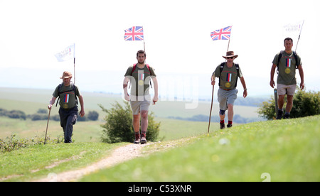 Vier Männer zu Fuß der South Downs Way für die Hilfe für Helden Charity. Bild von James Boardman. Stockfoto