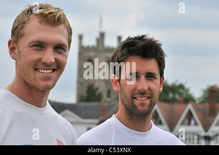 Die britischen Olympiasieger Alex Gregory Tom James, die Henley Royal Regatta im Zeltbereich mit der Stadt Henley. England, Großbritannien Stockfoto