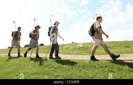 Vier Männer zu Fuß der South Downs Way für die Hilfe für Helden Charity. Bild von James Boardman. Stockfoto