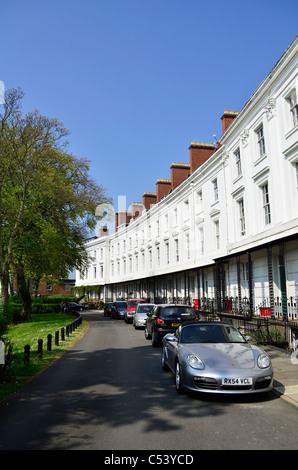 Leamington Spa, Warwickshire, Großbritannien. Anzeigen von Lansdowne Zirkus Georgian Crescent Häuser. Stockfoto