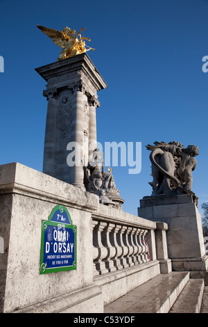 Eingang zum Alexandre III Brücke am Quai Orsay, Paris, Frankreich Stockfoto