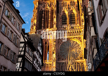 Untergehende Sonne scheint auf der gewaltigen Kathedrale Notre Dame in Straßburg, Unterrhein, Elsass, Frankreich Stockfoto