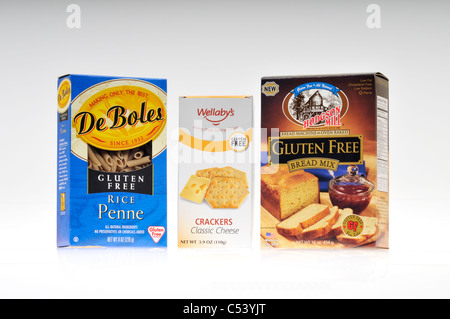 Auswahl an glutenfreien Lebensmitteln & Backen Produkte in Verpackungen auf weißem Hintergrund Ausschnitt Stockfoto