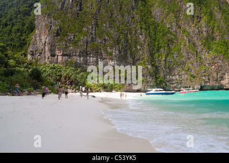 Maya Bay ist eine atemberaubend schöne Bucht, die von 100 Meter hohen Klippen auf drei Seiten geschützt ist. Phi Phi Island, Thailand. Stockfoto