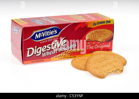 Eine Schachtel mit McVities Verdauungssystems Weizen Kekse mit ein paar Keksen Tellerrand einer mit Bissen aus ihm heraus auf weißem Hintergrund. Stockfoto