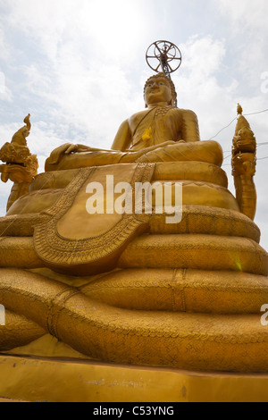 Detail der "kleineren" 12 Meter hohen goldenen Buddha-Statue hinter The Big Buddha die größte, neue Attraktion in Phuket, Thailand. Stockfoto