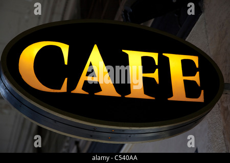 Beleuchtete Cafe Zeichen in Paris, Frankreich Stockfoto