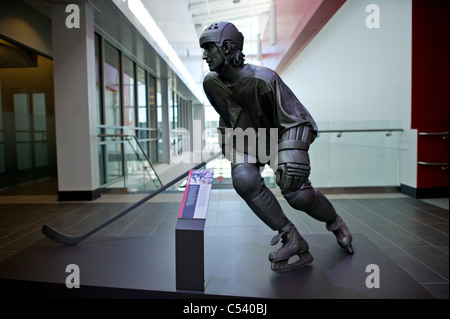 Exponate in Kanadas Sporthalle des Ruhmes in Calgary Alberta. Wayne Gretsky statue Stockfoto