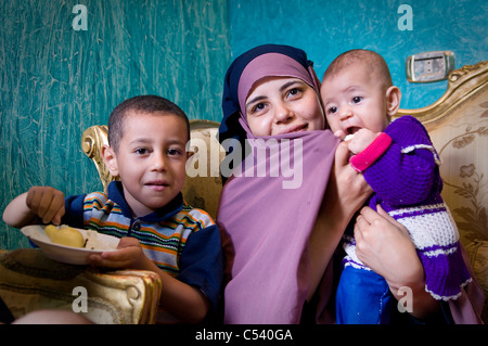 Ägypten, FAYOUM: Frauen mit Kindern in einer Kindklasse Ernährung in Gablaa Dorf. Stockfoto