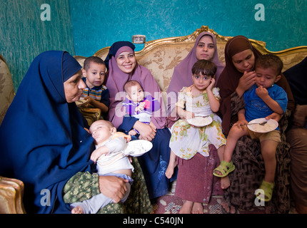 Ägypten, FAYOUM: Frauen mit Kindern in einer Kindklasse Ernährung in Gablaa Dorf. Stockfoto