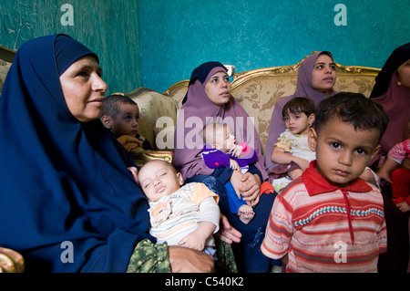 Ägypten, FAYOUM: Frauen mit Kindern in einer Kindklasse Ernährung in Gablaa Dorf. Stockfoto