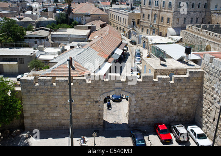 Stadtansicht von Jerusalem zeigt das neue Tor vom Dach des Hotel Notre Dame Stockfoto