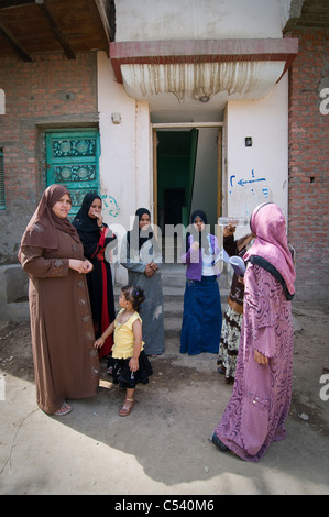 Ägypten, FAYOUM: Frauen zueinander nach AWSO Klasse in Tawfiqiya Dorf sprechen. Stockfoto