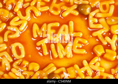 Alphabet geformten Nudeln bilden das Wort Essenszeit in Tomatensauce Stockfoto