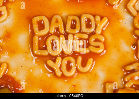 Alphabet geformten Nudeln bilden DADDY liebt dich in Tomatensauce Stockfoto