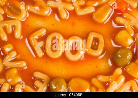 Alphabet geformten Nudeln bilden das Wort Essen in Tomatensauce Stockfoto