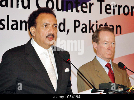 Bundesminister für Interieur, Senator A.Rehman Malik und U.S. Assistant Secretary Of State for International Narcotics and Law, Stockfoto