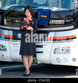 Weibliche Reiseleiter steht man vor einem Bus im Todaiji Tempel, Nara, Japan Stockfoto