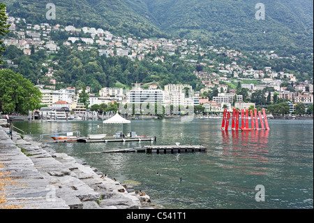 Locarno in der Schweiz von den Ufern des Lago Maggiore Stockfoto