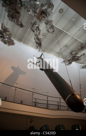 Skulptur der eine Rakete auf Nagasaki Atomic Bomb Museum, Nagasaki, Japan Stockfoto