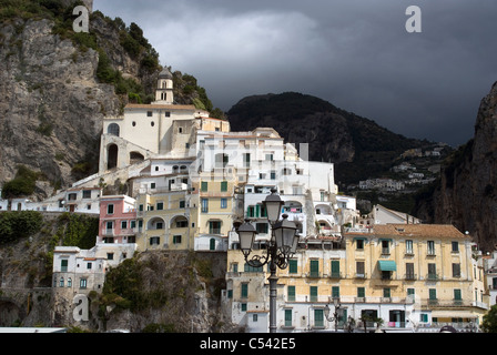 Blick auf den Hang Amalfi aus dem Meer, die Halbinsel von Sorrent, Kampanien, Italien Stockfoto