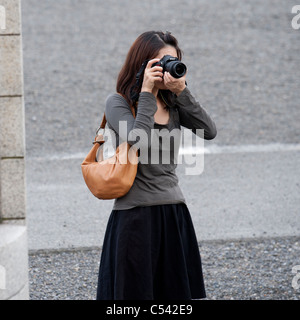 Frau, die eine Aufnahme im Imperial Palace, Tokyo, Japan Stockfoto