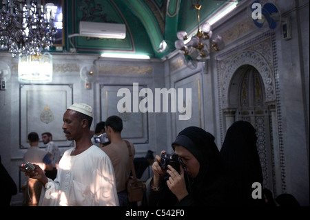 Anbeter des Heiligtums von Ali Hussein (angeblich der Enkel des Propheten Mohammed). Stockfoto