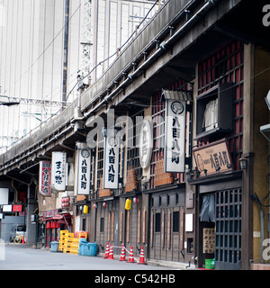 Gebäude entlang einer Straße in Ginza, Chuo Ward, Tokio, Japan Stockfoto