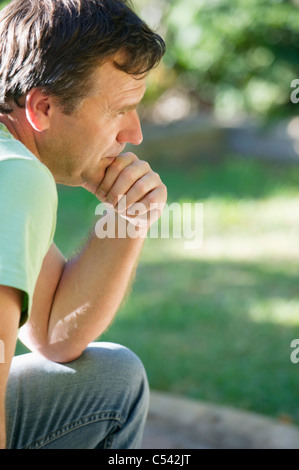 Seitenansicht eines reifen Mannes denken mit Hand am Kinn Stockfoto