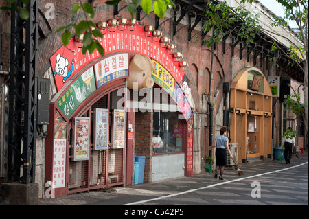 Geschäfte entlang der Straße, Ginza, Chuo Ward, Tokio, Japan Stockfoto