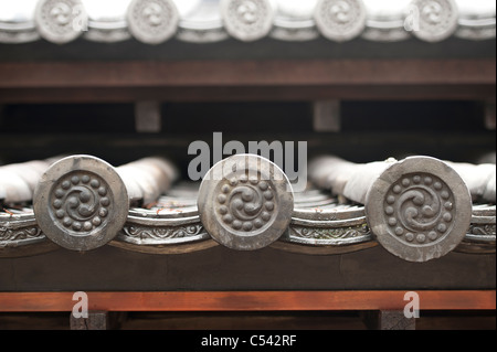 Architektonische Details des traditionellen japanischen Dachs in der Hofburg, Tokyo, Japan Stockfoto