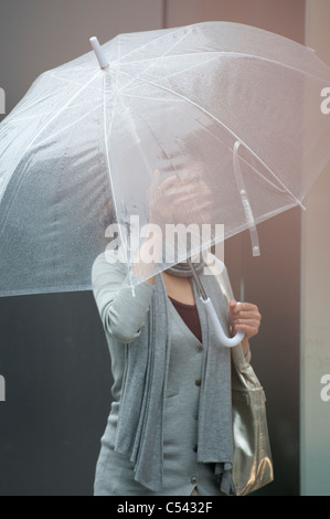Nahaufnahme einer Frau mit Regenschirm, Ginza, Chuo Ward, Tokio, Japan Stockfoto