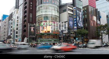 Verkehr in einer Stadt, Ginza, Chuo Ward, Tokio, Japan Stockfoto