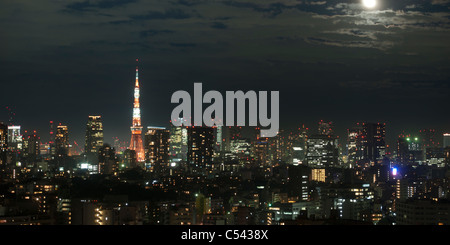 Nachts beleuchtet Gebäude in einer Stadt mit Tokyo Tower im Hintergrund, Tokyo, Japan Stockfoto