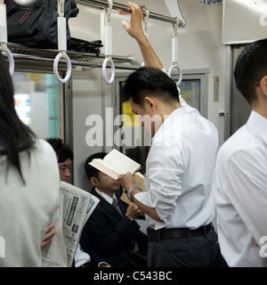 Passagiere, die in einer u-Bahn, Tokyo, Japan Stockfoto