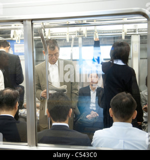 Passagiere, die in einer u-Bahn, Tokyo, Japan Stockfoto