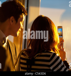 Paar, die Aufnahme eines Bildes mit einem Mobiltelefon, Tokyo Tower, Minato Ward, Tokio, Japan Stockfoto