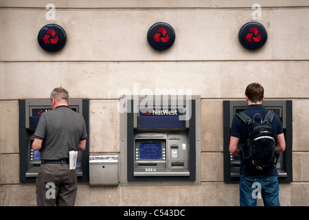 Menschen immer Bargeld an Geldautomaten der National Westminster Bank, London UK Stockfoto
