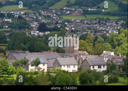 Sonnenkollektoren auf dem Dach von Einfamilienhäusern im Dorf von Llangattock Powys South Wales UK Stockfoto