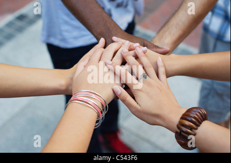 Nahaufnahme von Menschenhand aufeinander gestapelt Stockfoto