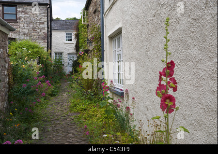 Traditionellen viktorianischen Reihenhaus Cottages auf schmale gepflasterte Gasse im Dorf von Llangattock Powys South Wales UK Stockfoto