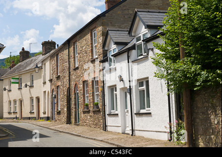 Traditionellen viktorianischen Reihenhaus Häuser im Dorf von Llangattock Powys South Wales UK Stockfoto