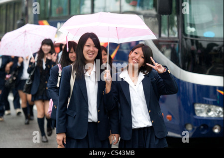 Mädchen im Teenageralter zu Fuß auf der Straße, Tokyo, Japan Stockfoto